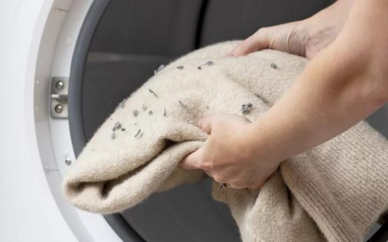 Pourquoi la machine à laver laisse des peluches sur les vêtements ? 1