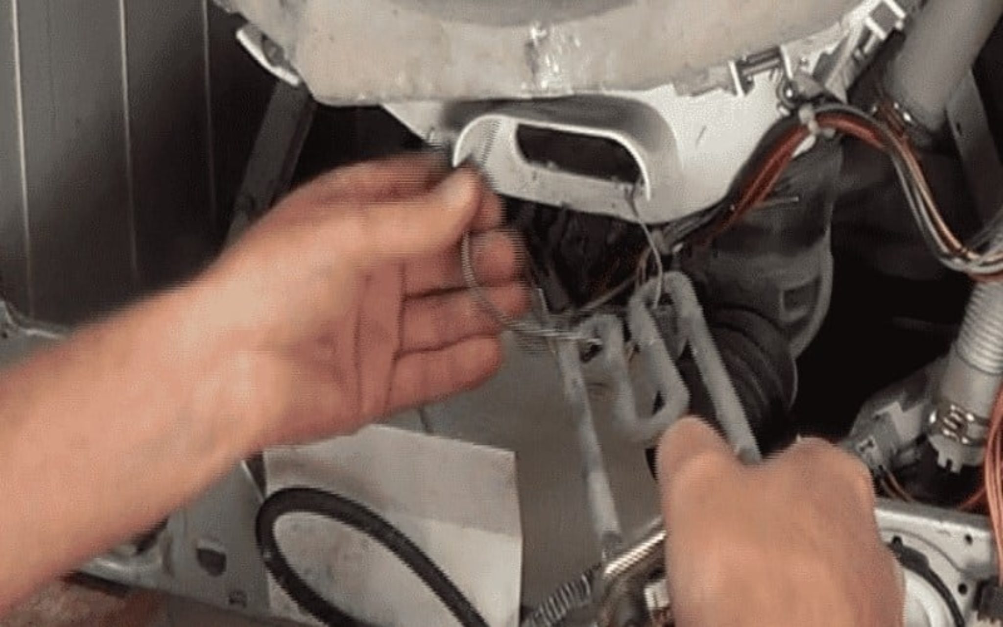 Pourquoi mon lave-linge essore trop lentement ? [GUIDE]