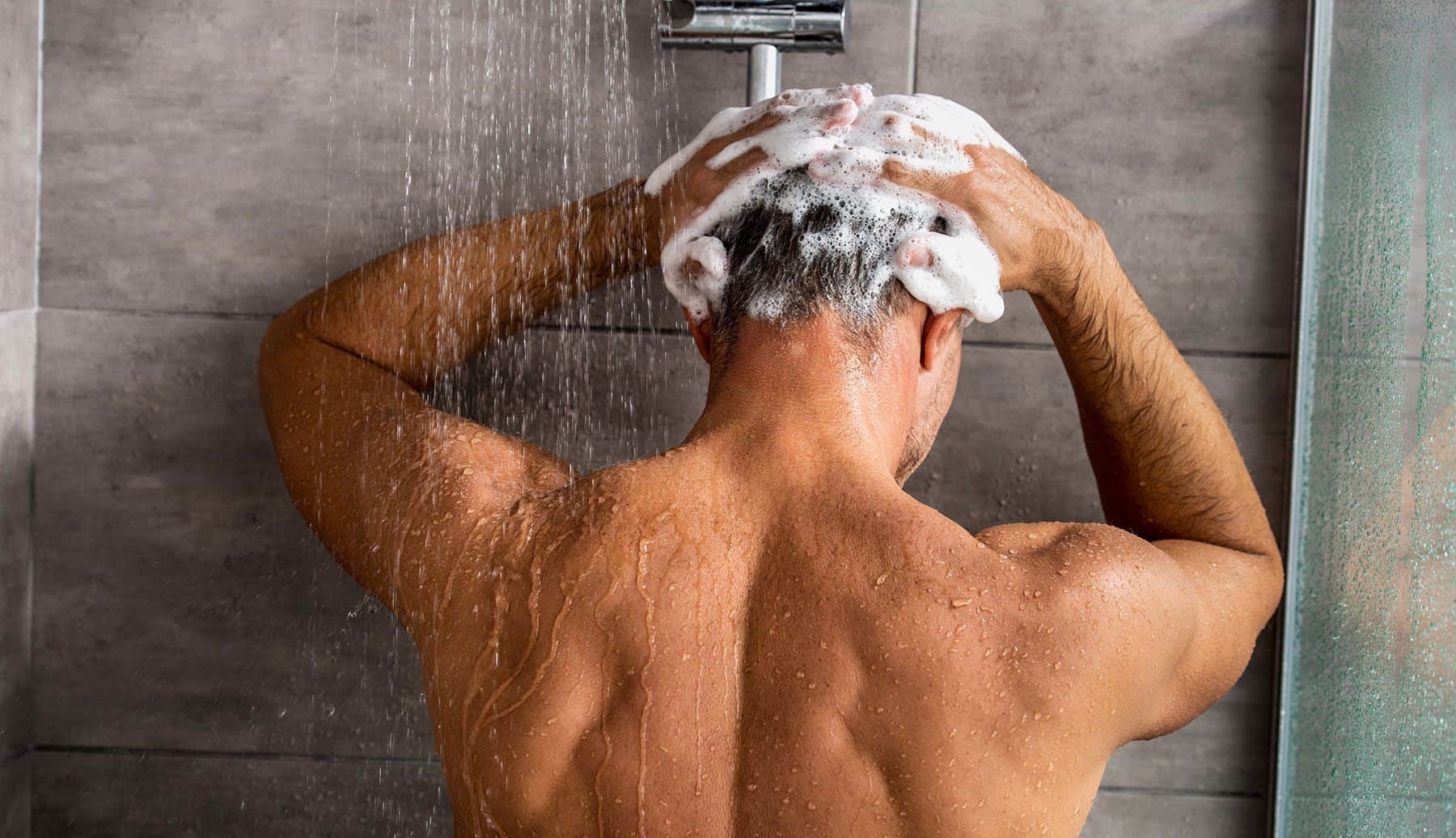 Choisir le bon shampoing pour traiter les cheveux clairsemés