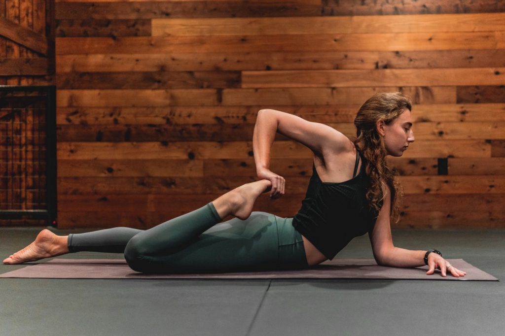 femme exécutant une posture de yoga