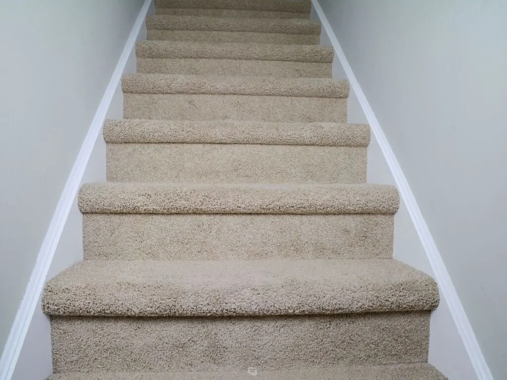 comment nettoyer moquette encrasee sur marche escalier