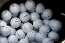 Pourquoi les balles de golf ont-elles des alvéoles ?