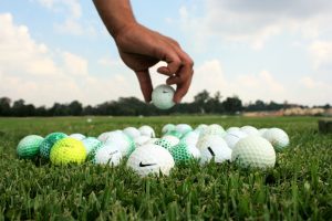 Comment choisir la bonne balle de golf pour débutant ?