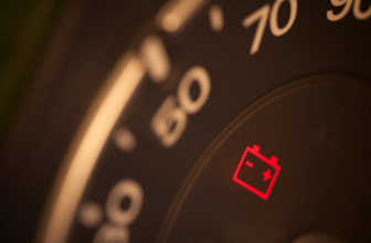8 signes indiquant que la batterie de votre voiture est morte ou sur le point de l'être